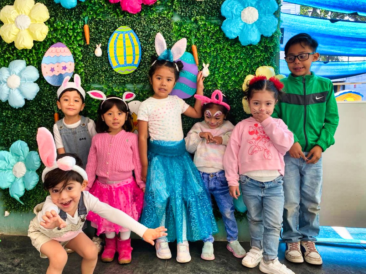 Niños celebrando Pascua en Happy Days — Estancia Infantil Benito Juárez CDMX