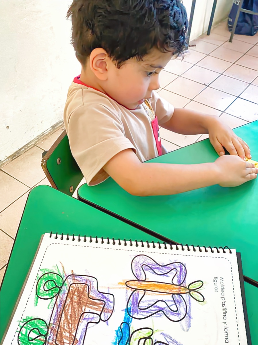 Niño dibujando en clase de kínder en Happy Days, Portales CDMX