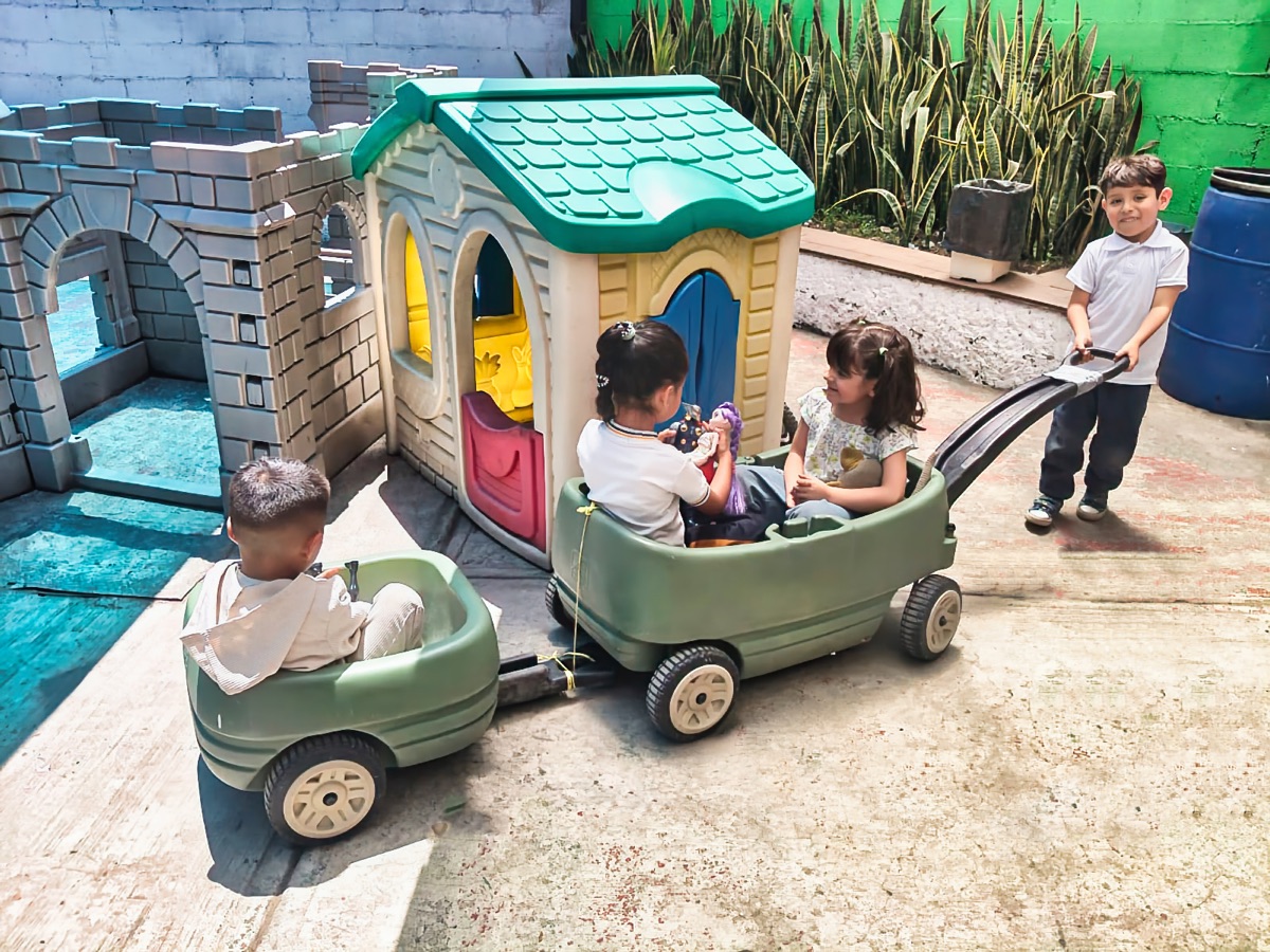 Niños jugando en patio en ambiente inclusivo en Happy Days CDMX